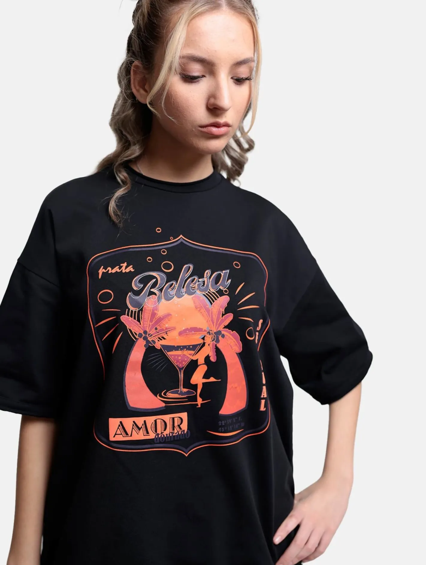 Tops & T-Shirts|T-Shirts & Tank Tops*DWD! Studioz DWD Studioz Unisex Ipanema Girl T-Shirt für Damen oder Herren Rundhals-Shirt mit großem Front-Print Schwarz