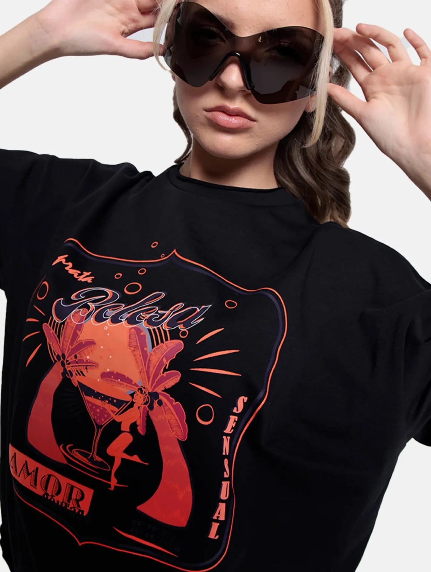 Tops & T-Shirts|T-Shirts & Tank Tops*DWD! Studioz DWD Studioz Unisex Ipanema Girl T-Shirt für Damen oder Herren Rundhals-Shirt mit großem Front-Print Schwarz