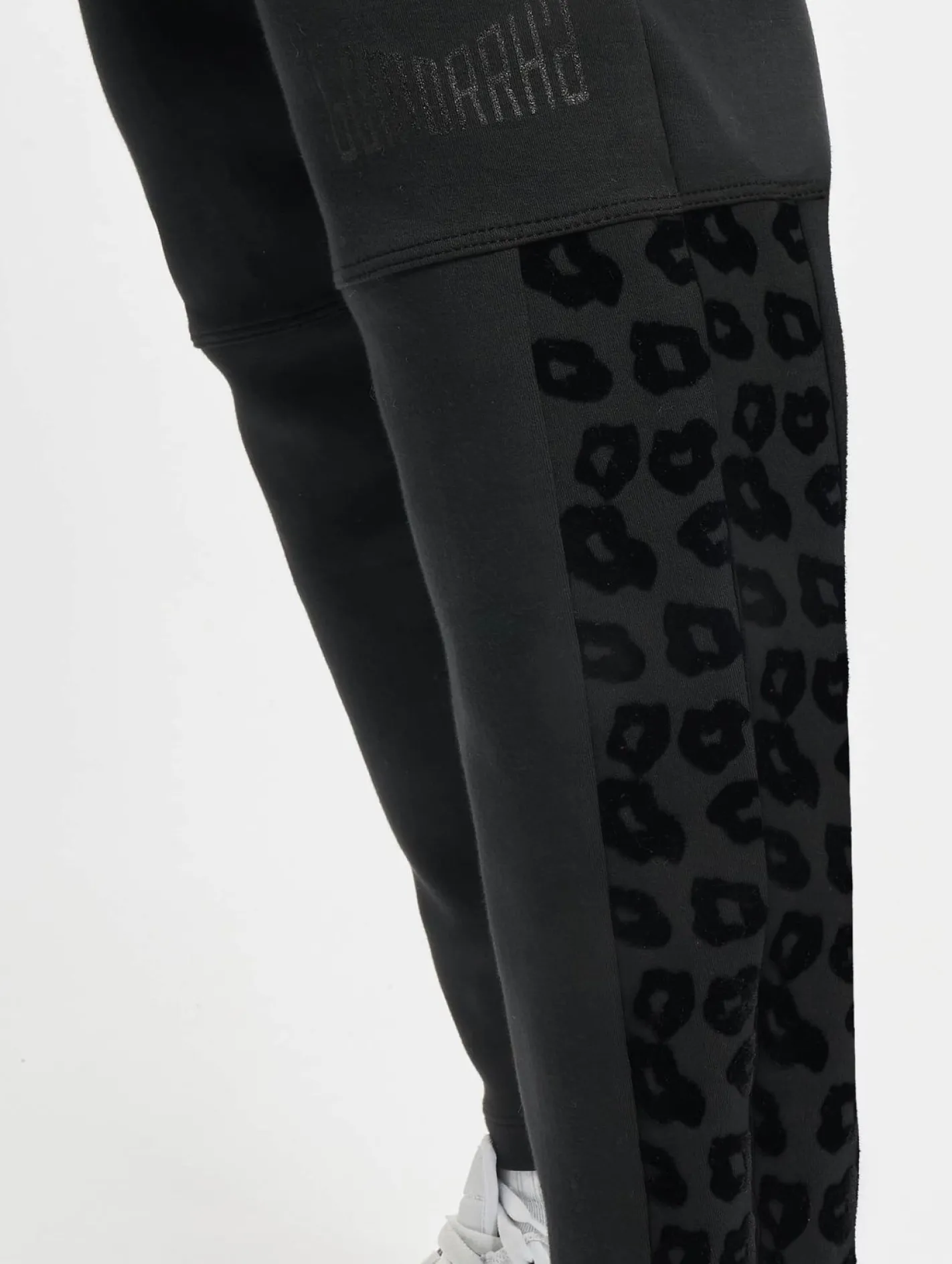 Jogginghosen & Fitnessmode|Jeans & Hosen*Gomorrha Du Maroc Leo Flockprint Sweatpant schwarz