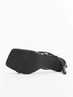 Zehentrenner & Sandalen*Missguided Sandalen mit gekreuzten Zehenstegen und niedrigem Absatz in Schwarz