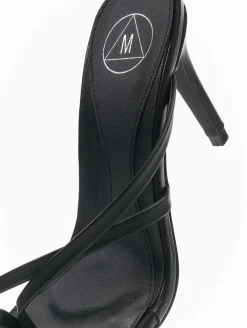 Zehentrenner & Sandalen*Missguided Sandalen mit gekreuzten Zehenstegen und niedrigem Absatz in Schwarz