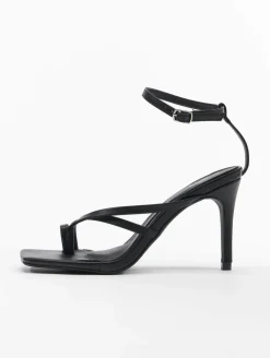 Zehentrenner & Sandalen*Missguided Sandalen mit gekreuzten Zehenstegen und niedrigem Absatz in Schwarz