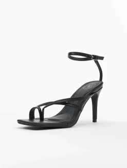 Zehentrenner & Sandalen*Missguided Sandalen mit gekreuzten Zehenstegen und niedrigem Absatz in Schwarz