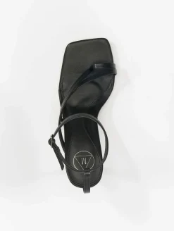 Zehentrenner & Sandalen*Missguided Sandalen mit gekreuzten Zehenstegen und niedrigem Absatz in Schwarz