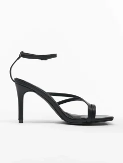 Zehentrenner & Sandalen*Missguided Sandalen mit gekreuzten Zehenstegen und niedrigem Absatz in Schwarz