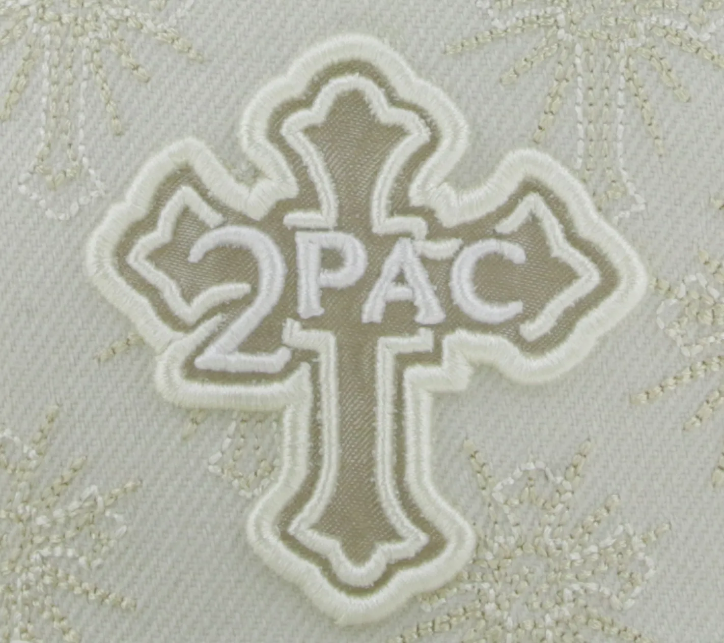 Caps & Mützen*Bio-Domes Headgear 2PAC Snapback-Cap mit Stickmuster & Kreuz-Emblem Limited Streetwear Edition TC108767TUP3 Creme-Weiß