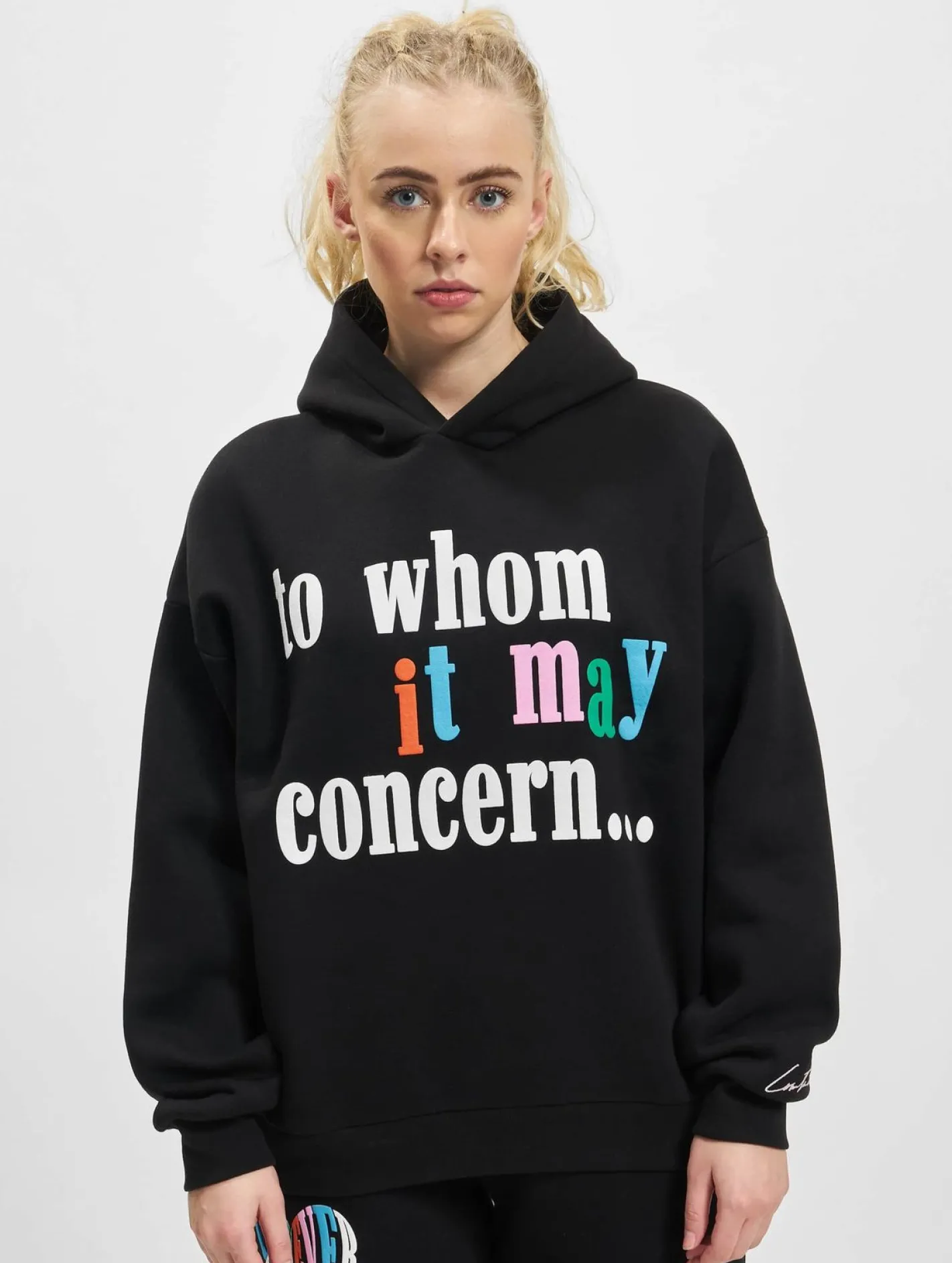 Sweater & Pullover*The Couture Club Kapuzenpullover mit Herz-Slogan und Puff-Print in Schwarz